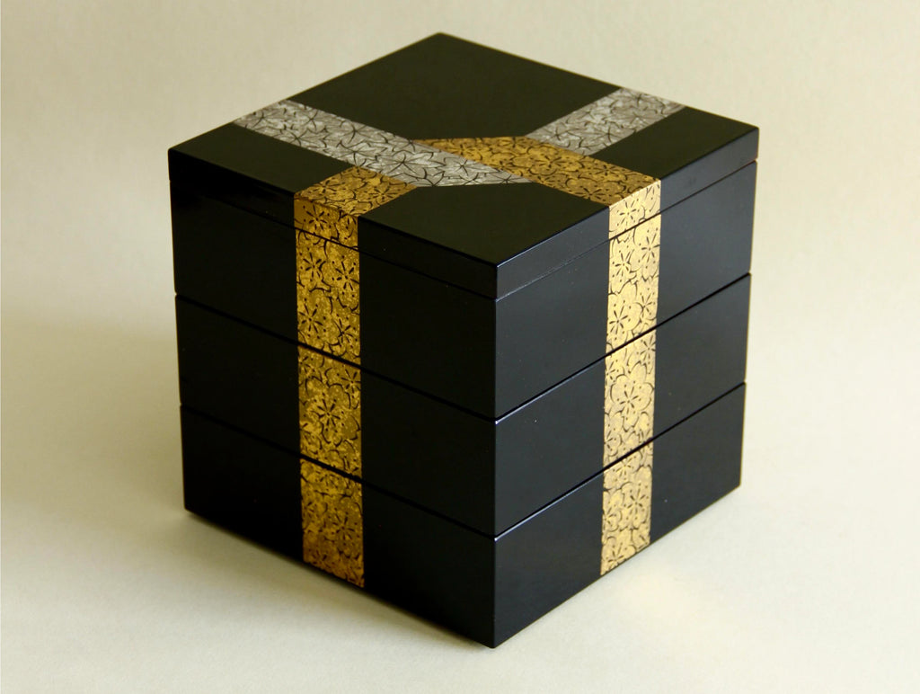 Gold and silver maki-e lacquer box, three-quarter view