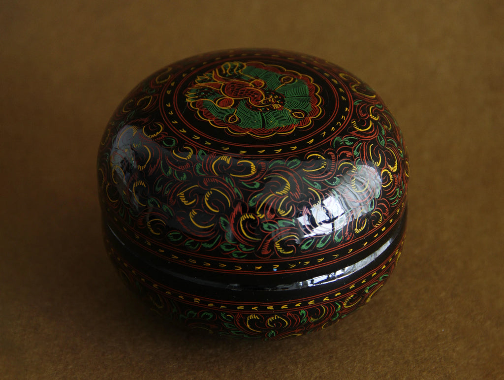 Kagawa Zokoku lacquer incense boxes, front view