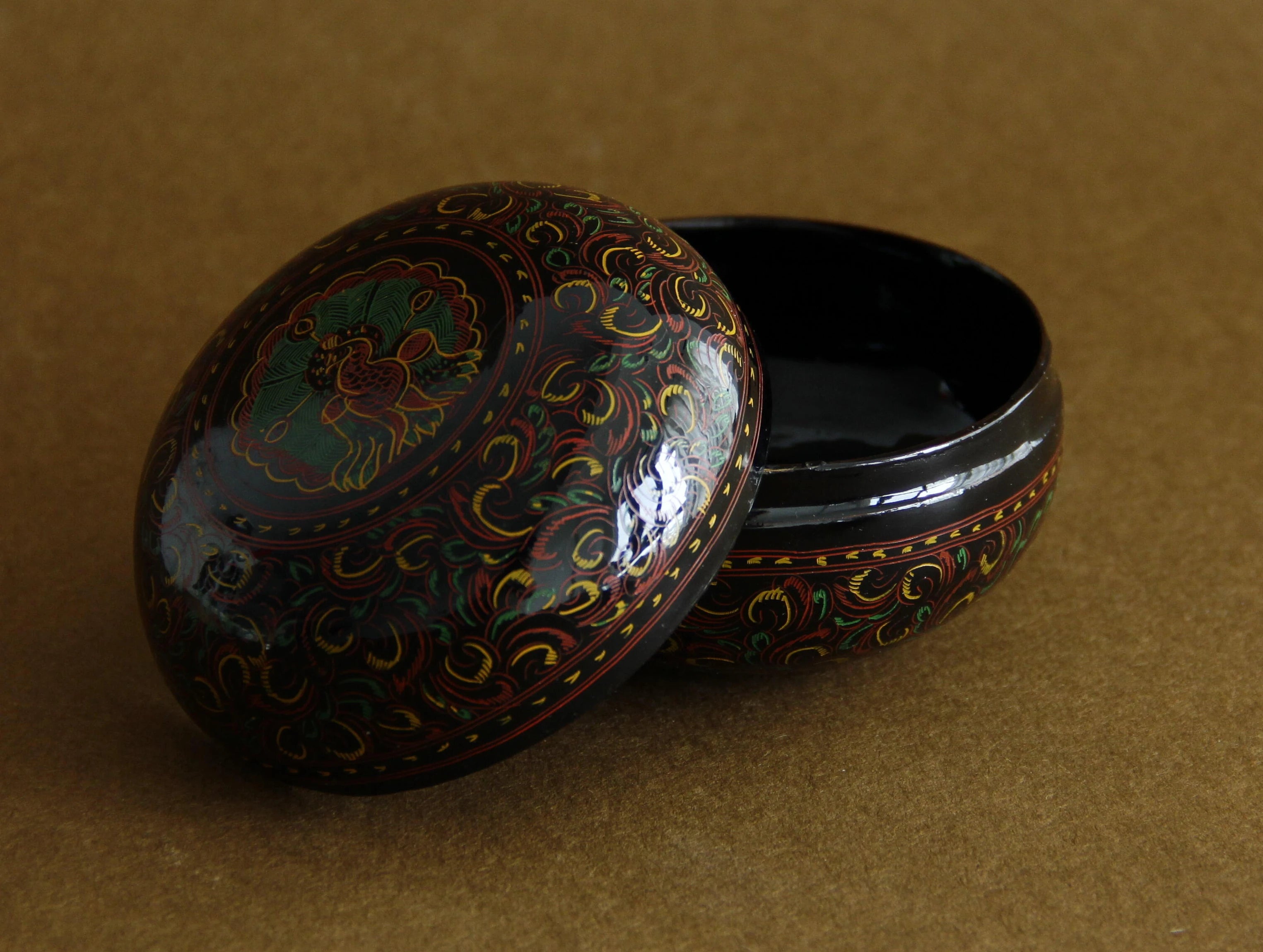 Kagawa Zokoku lacquer incense boxes, side view