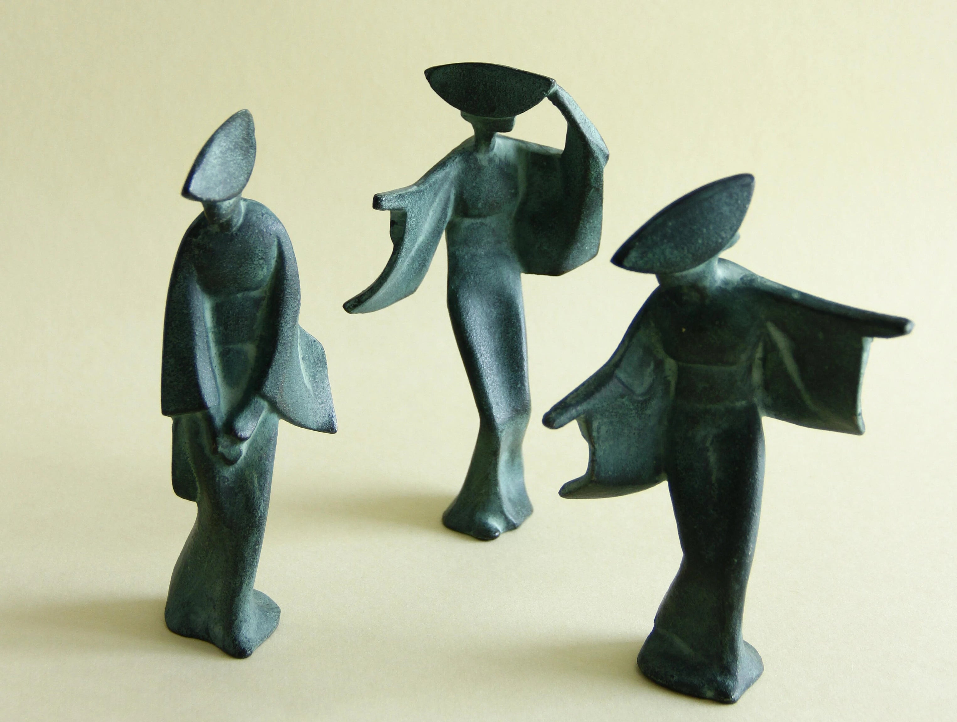 Mid-century cast-iron geisha sculpture set, three-quarter view