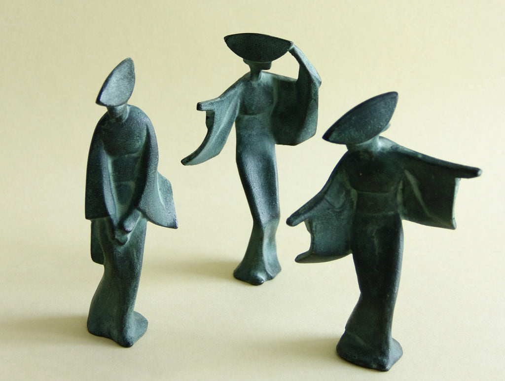 Mid-century cast-iron geisha sculpture set, three-quarter view
