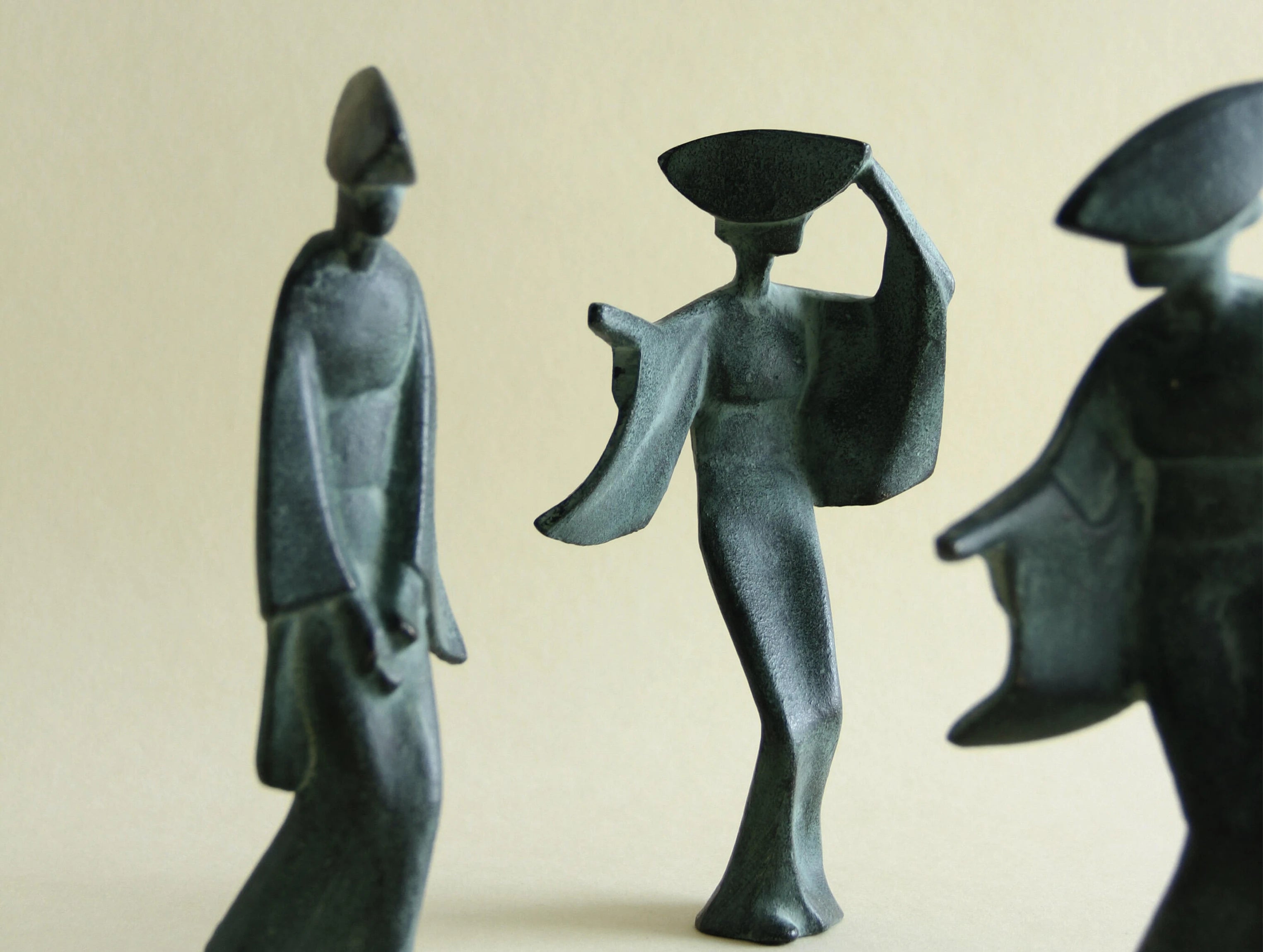 Mid-century cast-iron geisha sculpture set, side view