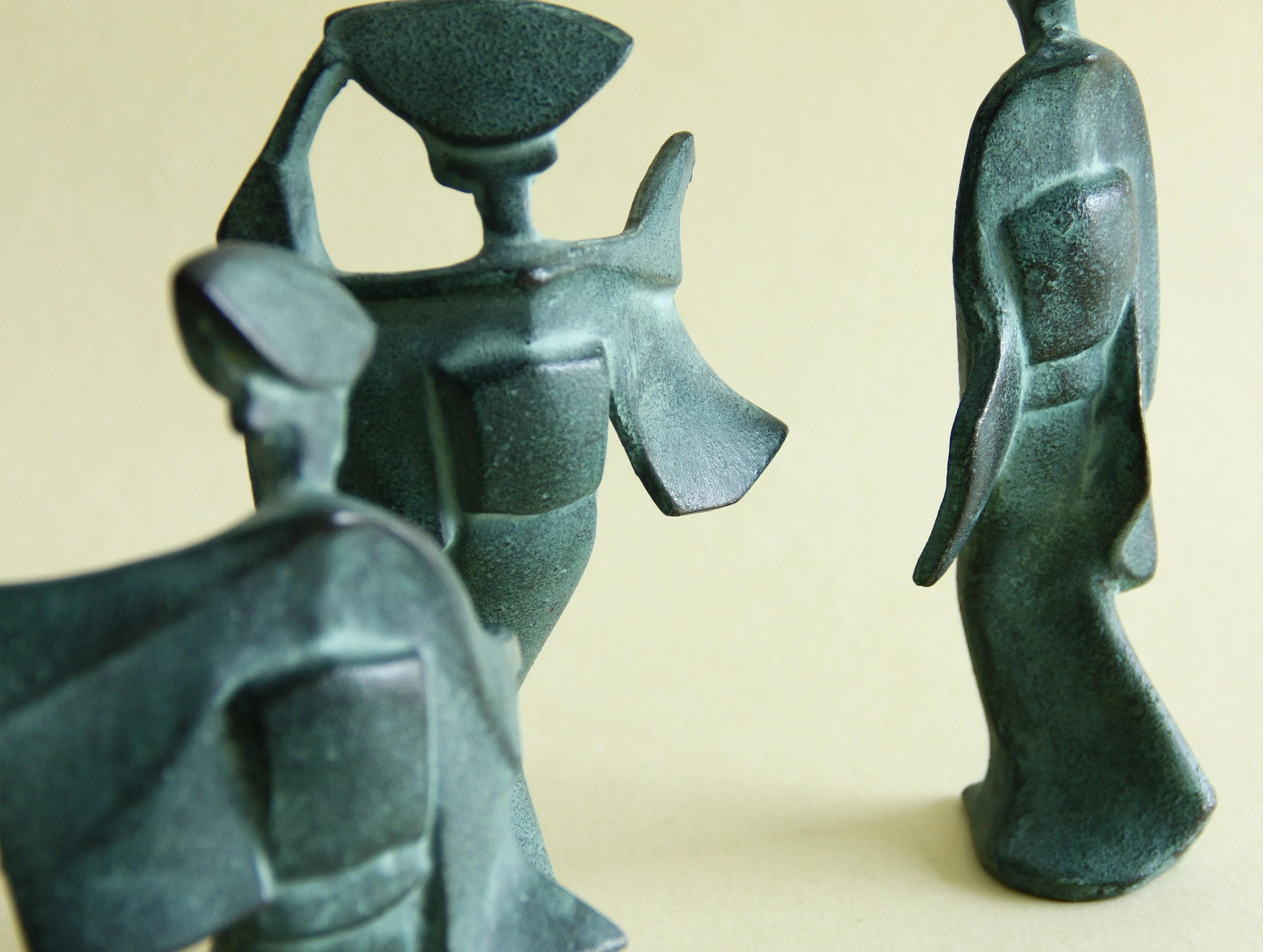 Mid-century cast-iron geisha sculpture set, surface detail