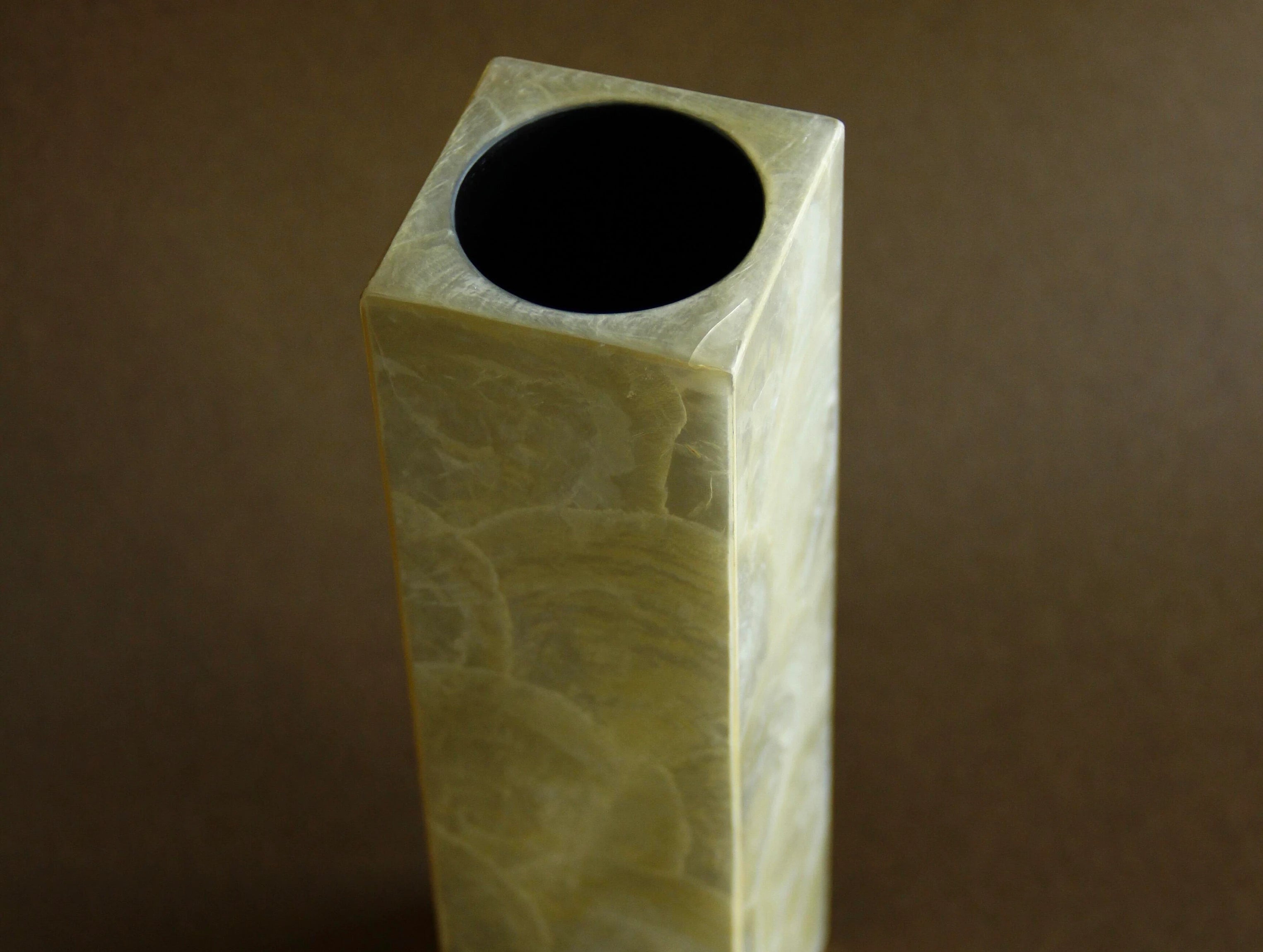 Mother-of-pearl lacquer vase, surface detail