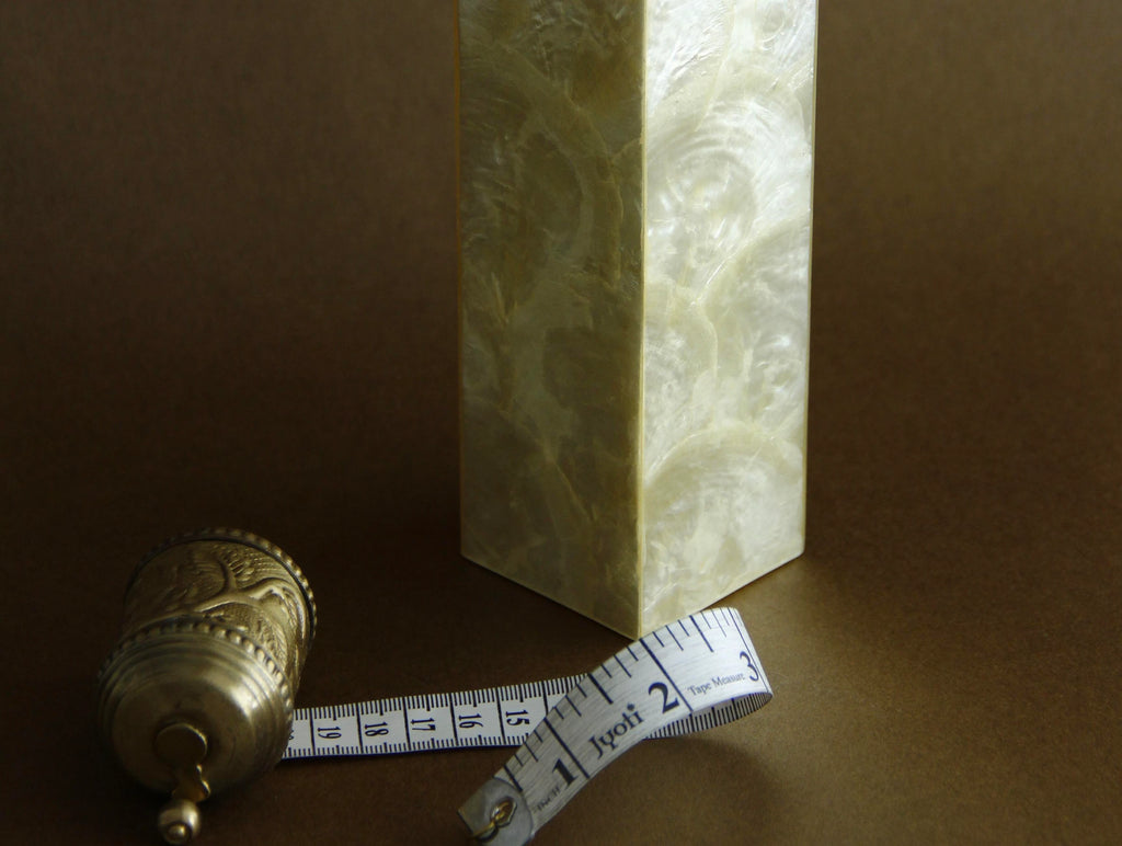 Mother-of-pearl lacquer vase, scale and form