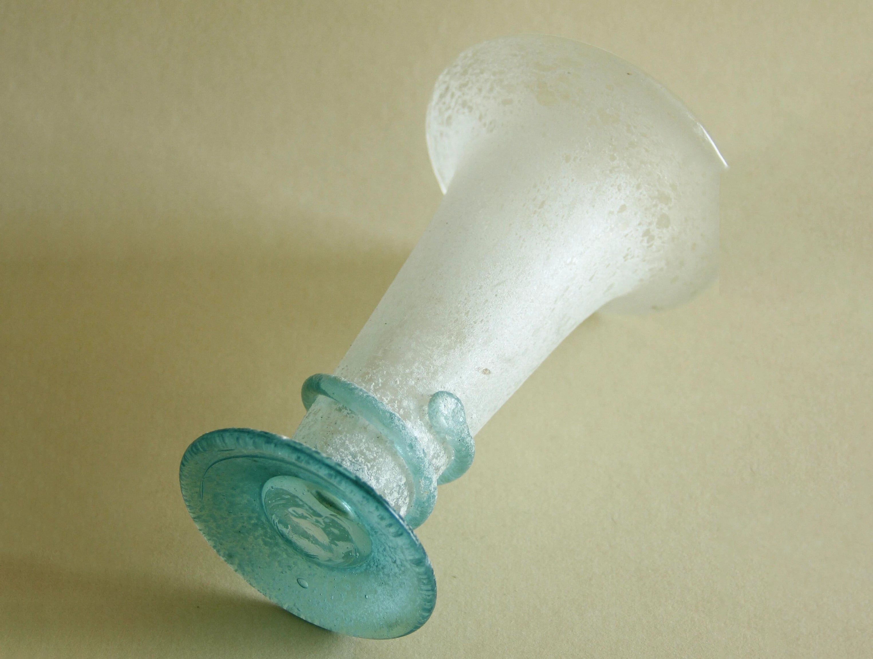 Scavo art glass vase, three-quarter view