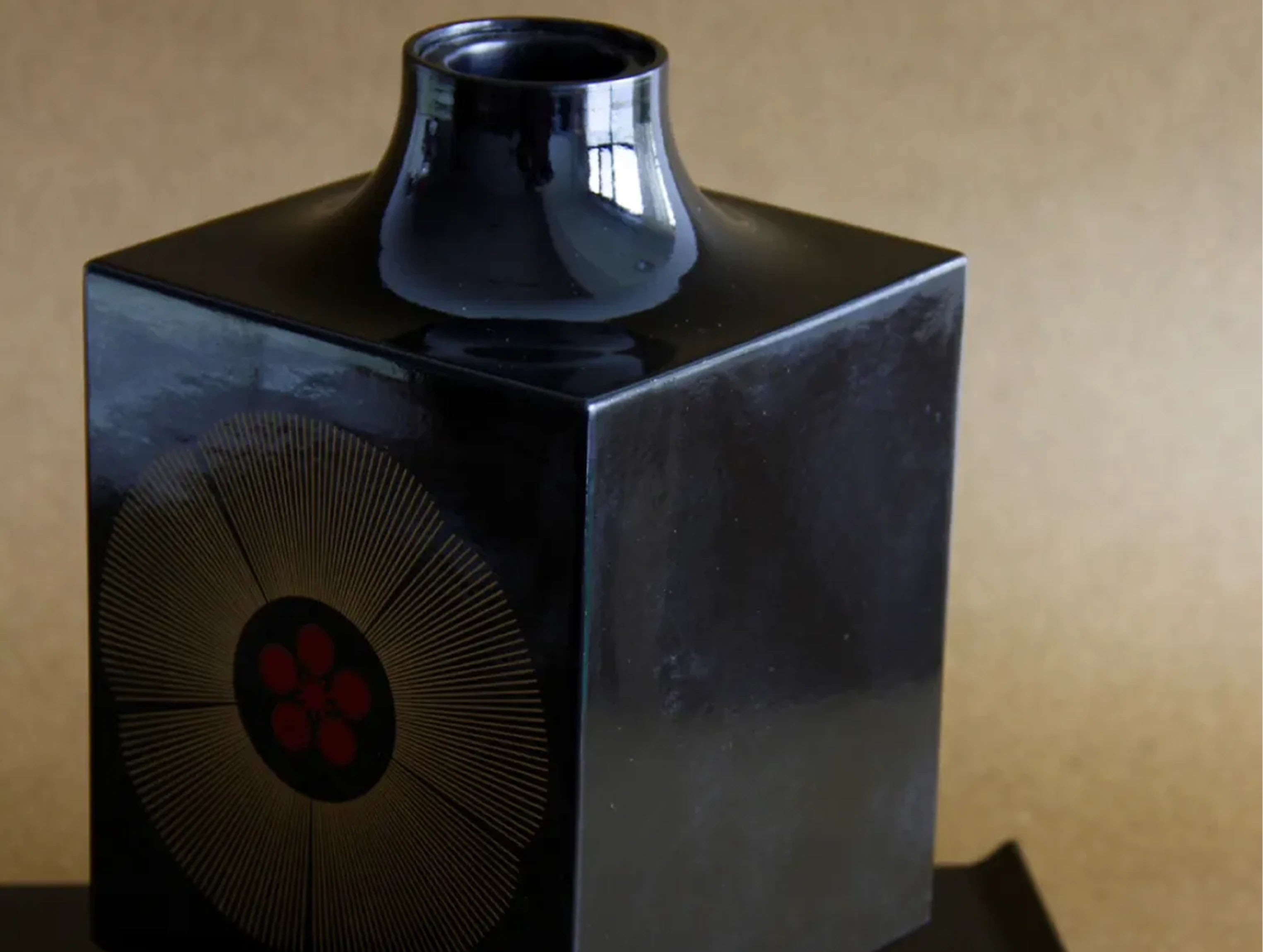 Yamanaka lacquer decorative object, base detail